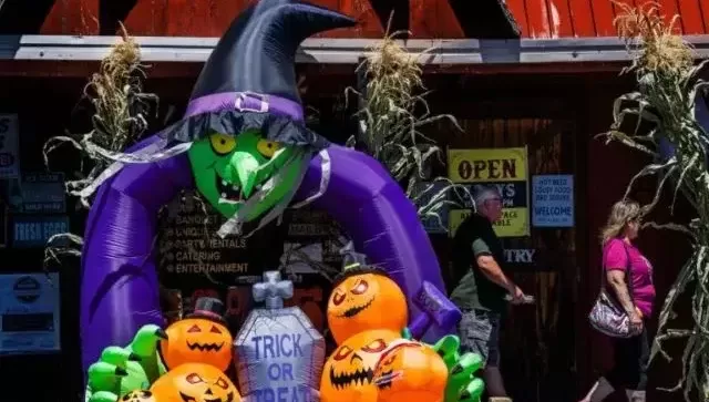 Kelli-Miller-Encinitas-Realtor-Cardiff-by-the-Sea-Halloween-Trick-or-Treat-Walk-Luxury-Real-Estate