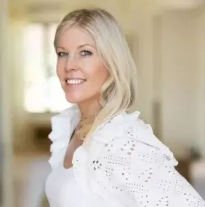 Professional headshot of Kelli Miller, a luxury real estate agent specializing in Solana Beach, Encinitas, and Cardiff-by-the-Sea. Friendly and expert North County San Diego Realtor for coastal California homes.